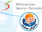 Napis Ministerstwo Sportu i Turystyki. Grafika: w kole postać pływającego dziecka z napisem umiem pływać